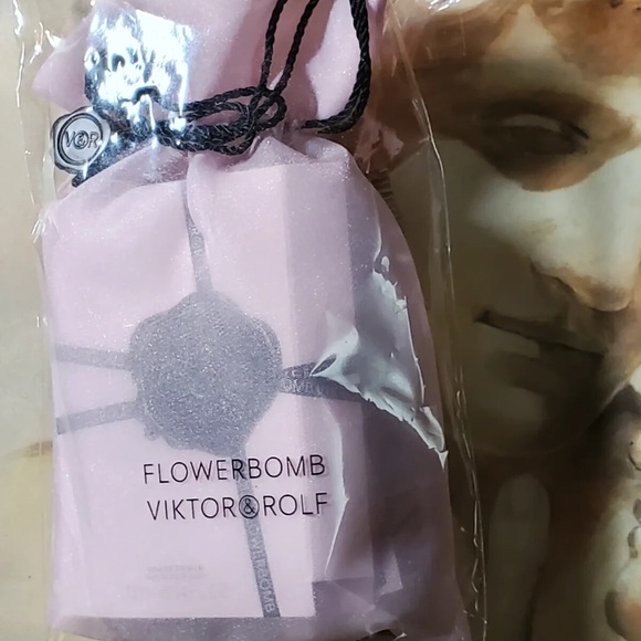 Viktor & Rolf Light Pink Cosmetic Drawstring .Lotions + perfume sample + bag. - Picture 6 of 6